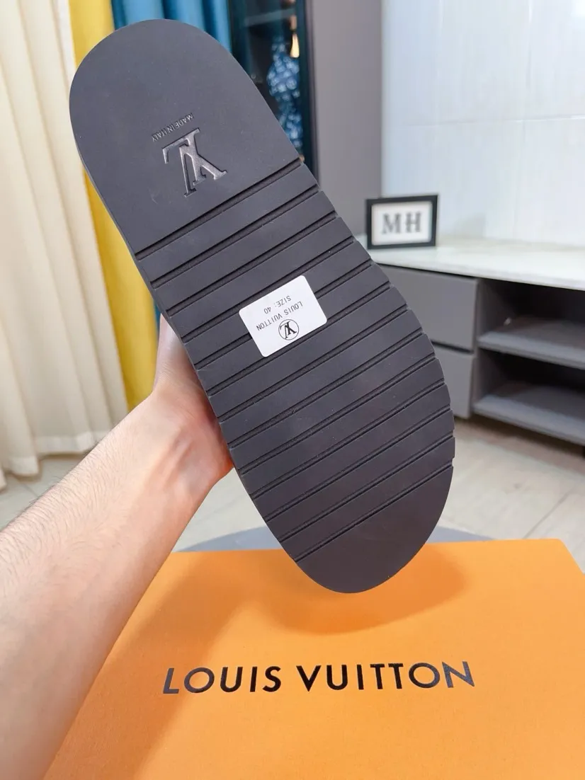 Men's shoes💰300🌹🌹【LV】Multi-color new men's slippers, original top quality version, original special cowhide cross pattern➕sheepskin inside and side, non-slip combined sole, more stable walking, more comfortable and lightweight, high-end and generous, size: 38~44
